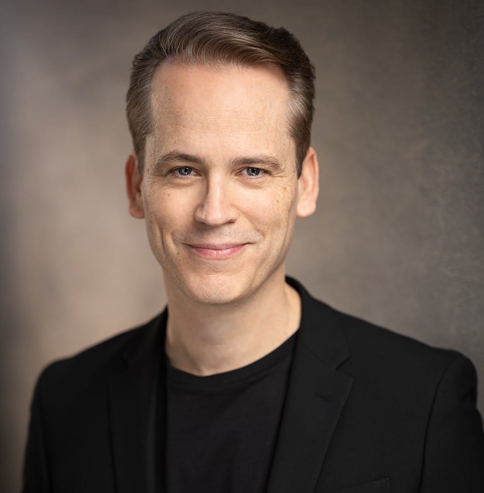 Headshot of Aaron Craven